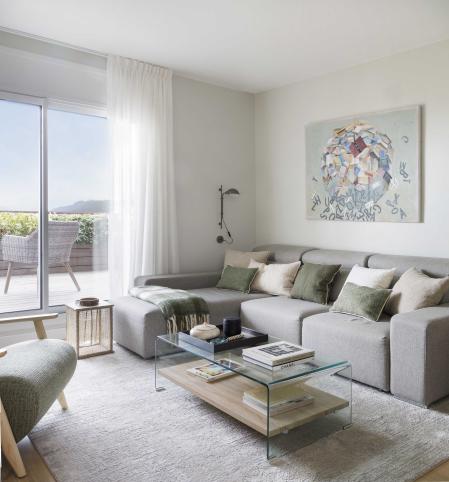 Los muebles del salón se han ubicado de forma que se aproveche al máximo la luz natural.