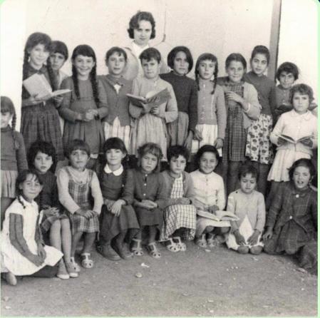 María Victoria con sus primeros alumnos en Rubite.&nbsp;