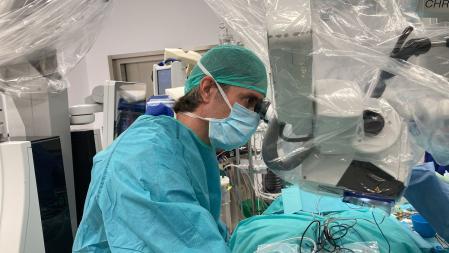 Augusto Covaro, doctor especialista en cirugía de columna en quirófano (cedida)