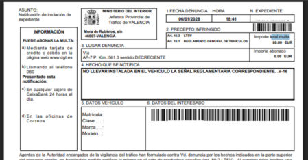 Esta es la notificación de la sanción que recibió un conductor en la AP-7, a la altura de Valencia, por no llevar la baliza