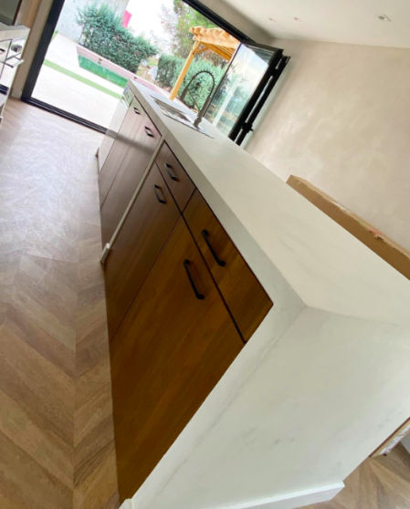 La cocina cuenta con una gran isla central que domina la escena.