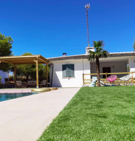 Toda la superficie exterior está revestida con un césped artificial de alta calidad.