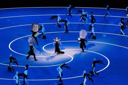 Artistas actúan durante la ceremonia de apertura olímpica de los Juegos Olímpicos de Invierno del 2026, en Milán