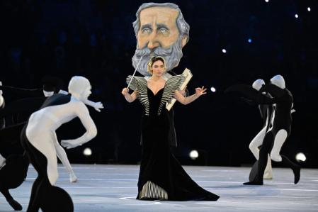 La actriz italiana Matilda De Angelis actúa durante la ceremonia de apertura de los Juegos Olímpicos de Invierno