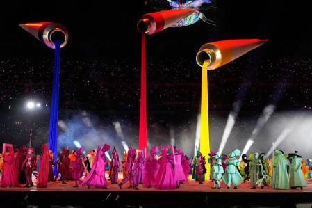 Bailarines actúan durante la ceremonia de apertura olímpica en los Juegos Olímpicos de Invierno del 2026