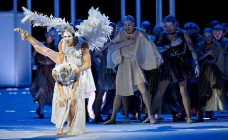 Bailarines actúan durante la ceremonia de apertura de los Juegos Olímpicos de Invierno