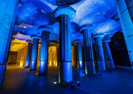Las columnas de la Sala Hipóstila del Park Güell teñidas por una luz azul.&nbsp;