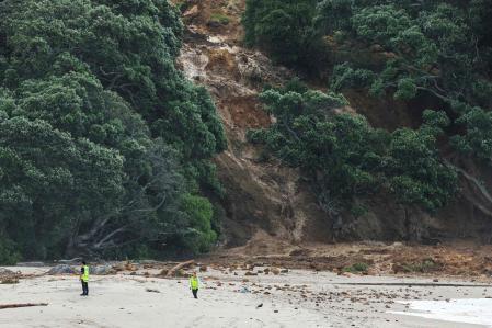 Deslizamiento mortal de tierras y búsqueda de desaparecidas en Mount Maunganui, en Nueva Zelanda
