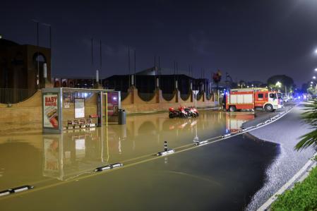 Inundación de la avenida Luis Uruñuela, a la altura del Palacio de Congresos (FIBES), en Sevilla
