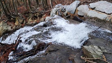 El agua fluye camino del pantano de Santa Fe.