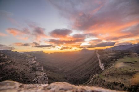 Nubes de viento sobre el paisaje.