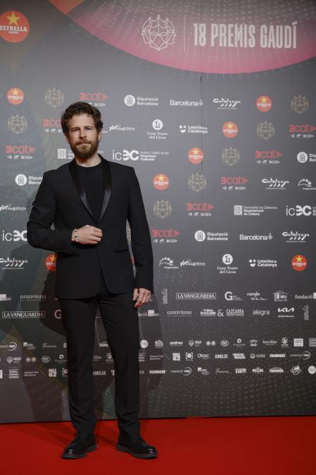 El actor Alvaro Cervantes, a su llegada a la entrega de los premios Gaudí que se celebra este domingo en Barcelona.&nbsp;