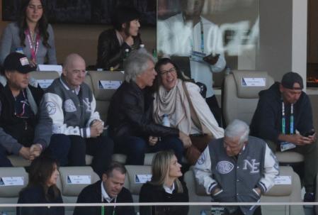 El presidente de la FIFA Gianni Infantino, el cantante Jon Bon Jovi con su esposa Dorothea Hurley, el dueño de los New England Patriots Robert Kraft y Dana Blumberg en la tribuna