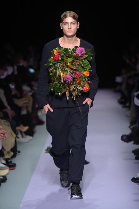 Un modelo presenta la última colección de Soshi Otsuki