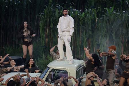 Bad Bunny durante su actuación en la Super Bowl