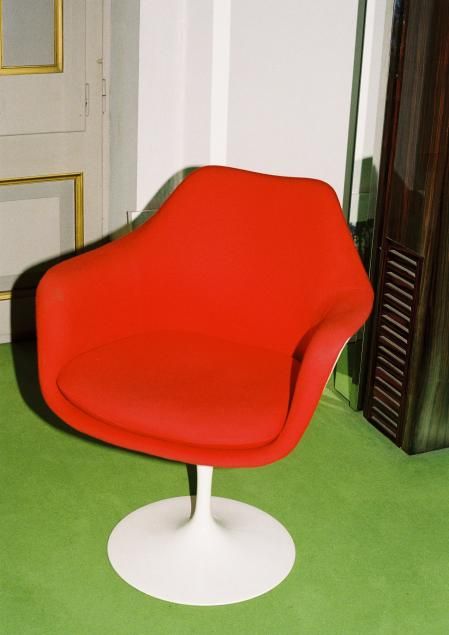 En su hogar se ha concentrado la libertad propia de las flores silvestres, silla Tulip por Eero Saarinen