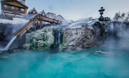 Los onsen son baños termales japoneses de aguas calientes naturales, alimentados por fuentes geotérmicas. Forman parte de la vida cotidiana y cultural de Japón desde hace siglos