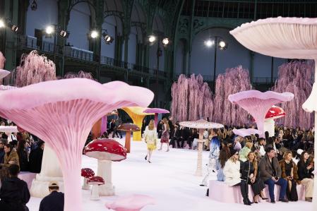El set, concebido por Matthieu Blazy junto al estudio creativo de Chanel, transformó el Grand Palais en un paisaje onírico de setas y sauces
