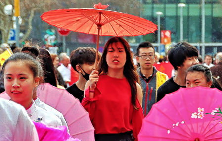 Coloridas sombrillas en la celebración del Año Nuevo chino.