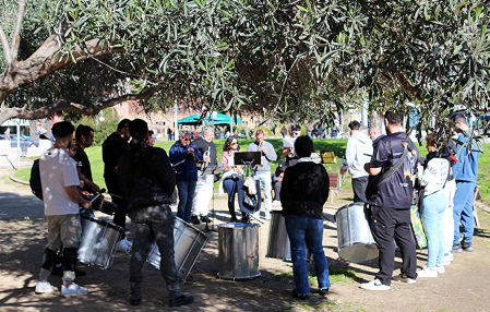 Ensayo musical en el parque en Sants.