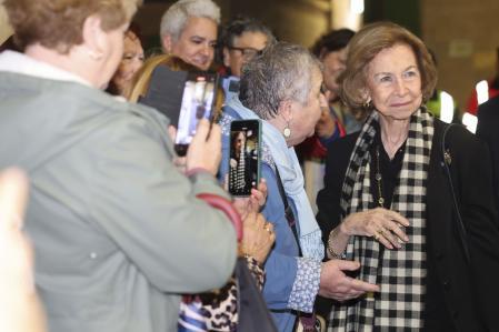 La reina Sofía durante su visita, este martes, a la sede del Banco de Alimentos de Bizkaia en Basauri,