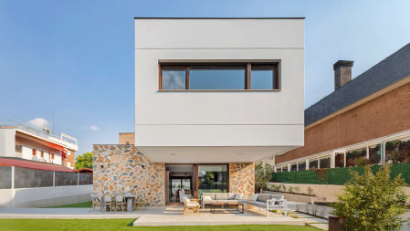 Casa de diseño con piedra de Modular Home.