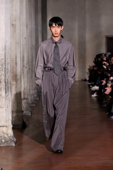 Las cinturas ceñidas y los pantalones de pinza con múltiple pliegue evocan tiempos pasados