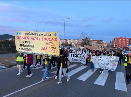 Los docentes realizan una marcha a pie por la carretera N-II en Tordera .