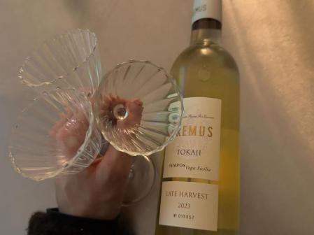 Rosalia disfruta de un Tokaji Oremus Late Harvest 2023