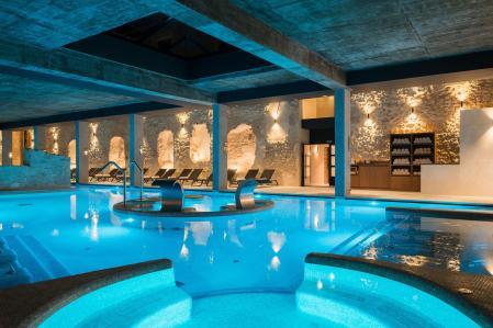 Piscina spa del hotel Castilla Termal Brihuega perfecta para descansar en pareja