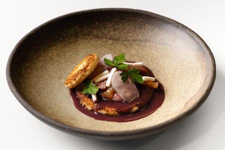 Plato elaborado por el chef Jean Paul Marat de Hofmann y cocinado con un vino de base Garnatxa del Montsant o Terra Alta.&nbsp;