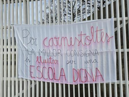 Pancarta a las puertas del colegio público de primaria Montserrat Vayreda.