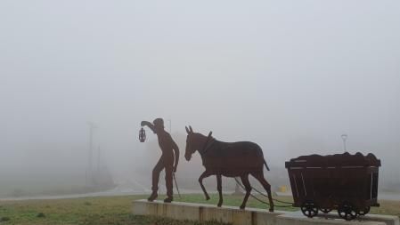 Monumento entre la niebla en Calaf.