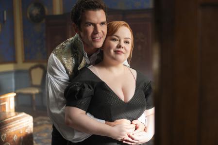 Luke Newton y Nicola Coughlan han vuelto a sus roles más secundarios tras encabezar la primera temporada.