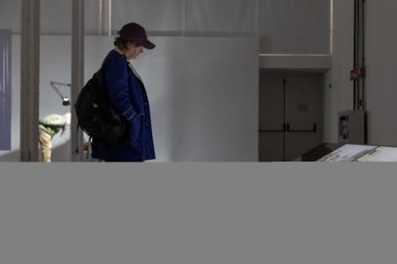 Un visitante en la muestra 'Como piedras en las palmas de las manos, ascuas y llamas'