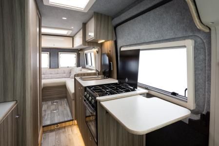 La funcional cámper cuyo gran salón con vistas invita a disfrutar de conversaciones infinitas.