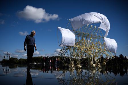 El holandés Theo Jansen pasea por las orillas del río Garona con una de sus creaciones en 2022&nbsp;