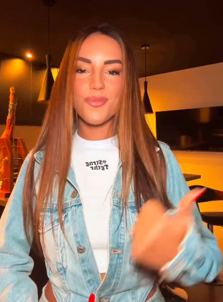 En la cocina cuenta con su propio televisor frente a la zona de fuegos.