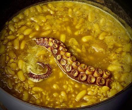 Servicio individual del primer servicio del putxero de polp, restaurante Toni Cantó (Teulada)