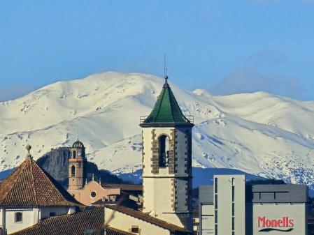 El campanario de la Cleva y, al fondo, el Puigmal nevado.