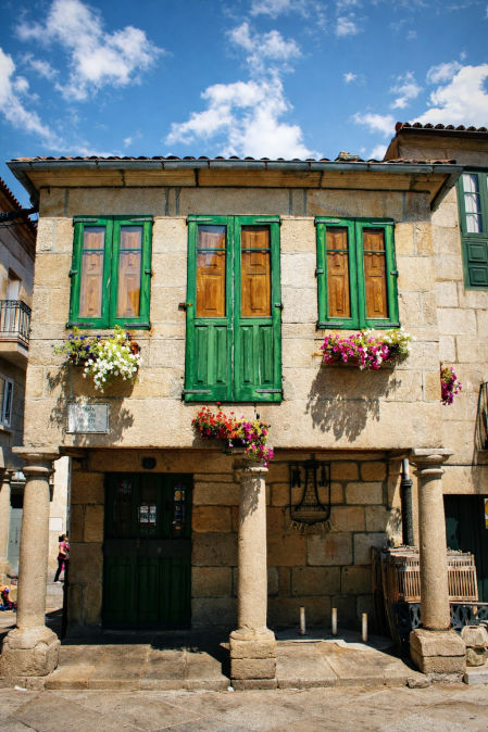 La plaza de la Leña concentra patrimonio, vida local y algunos de los mejores espacios culturales y gastronómicos de Pontevedra