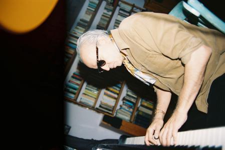 El centro de su hogar se asemeja a un patio andaluz cubierto de libros repleto de instrumentos y sillas particulares