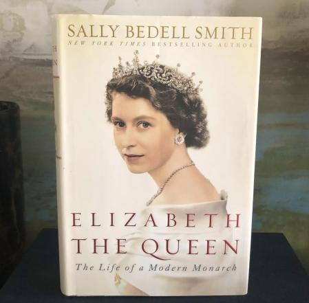 En la biografía de 'Elizabeth The Queen' cuentan que hay famosos que no duermen juntos