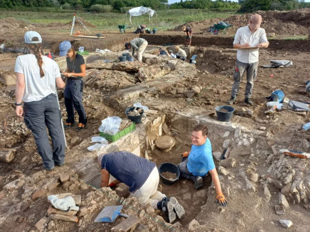 Los arqueólogos alemanes, excavando y documentando el auditorio 