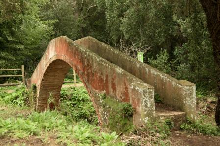 El pintoresco puente sobre la riera del Aubi.