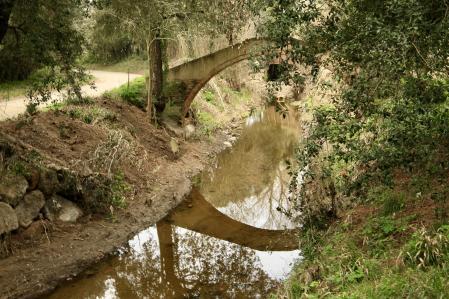 El pintoresco puente sobre la riera del Aubi.