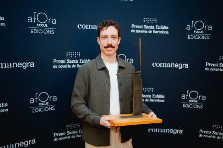 Roger Bastida con el premio, la obra 'Zorro mirando al horizonte' de Antoni Camarasa