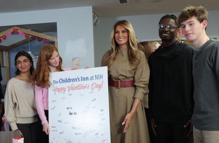 Melania Trump durante su visita al centro The Children’s Inn