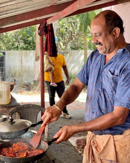 Madhu cocinando en su restaurante, el Madhu Seafood, en la zona de Cherthala