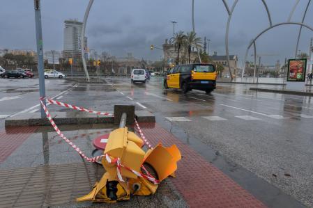 Uno de los semáforos tumbados por la fuerza de Nils
